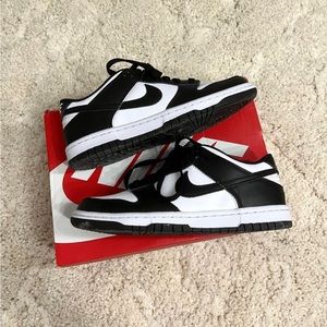 5.5Y (woman’s size 7)
In great condition
Box is a bit damaged from shipping